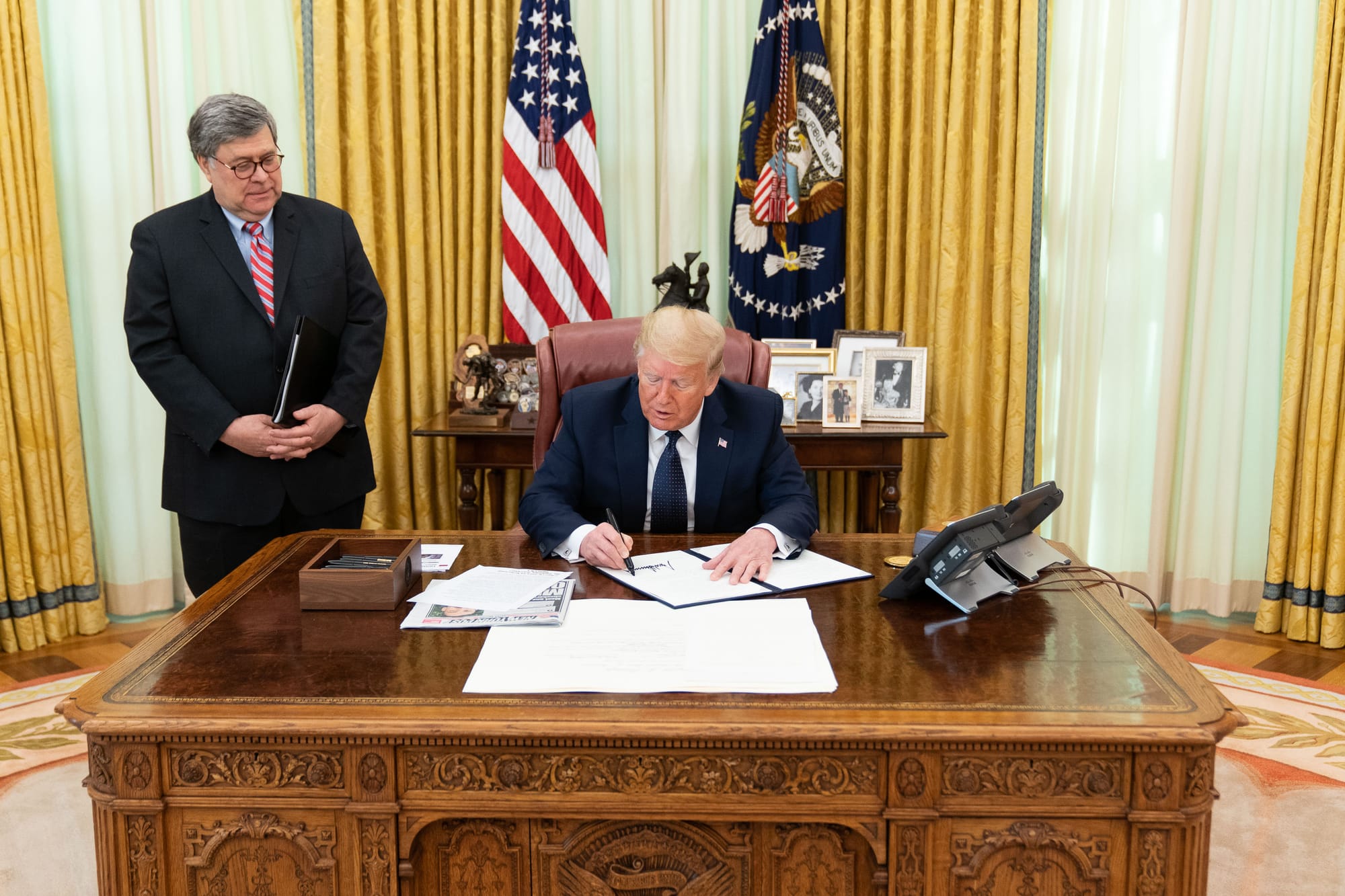 White House photo of Trump and AG Bill Barr in 2020
