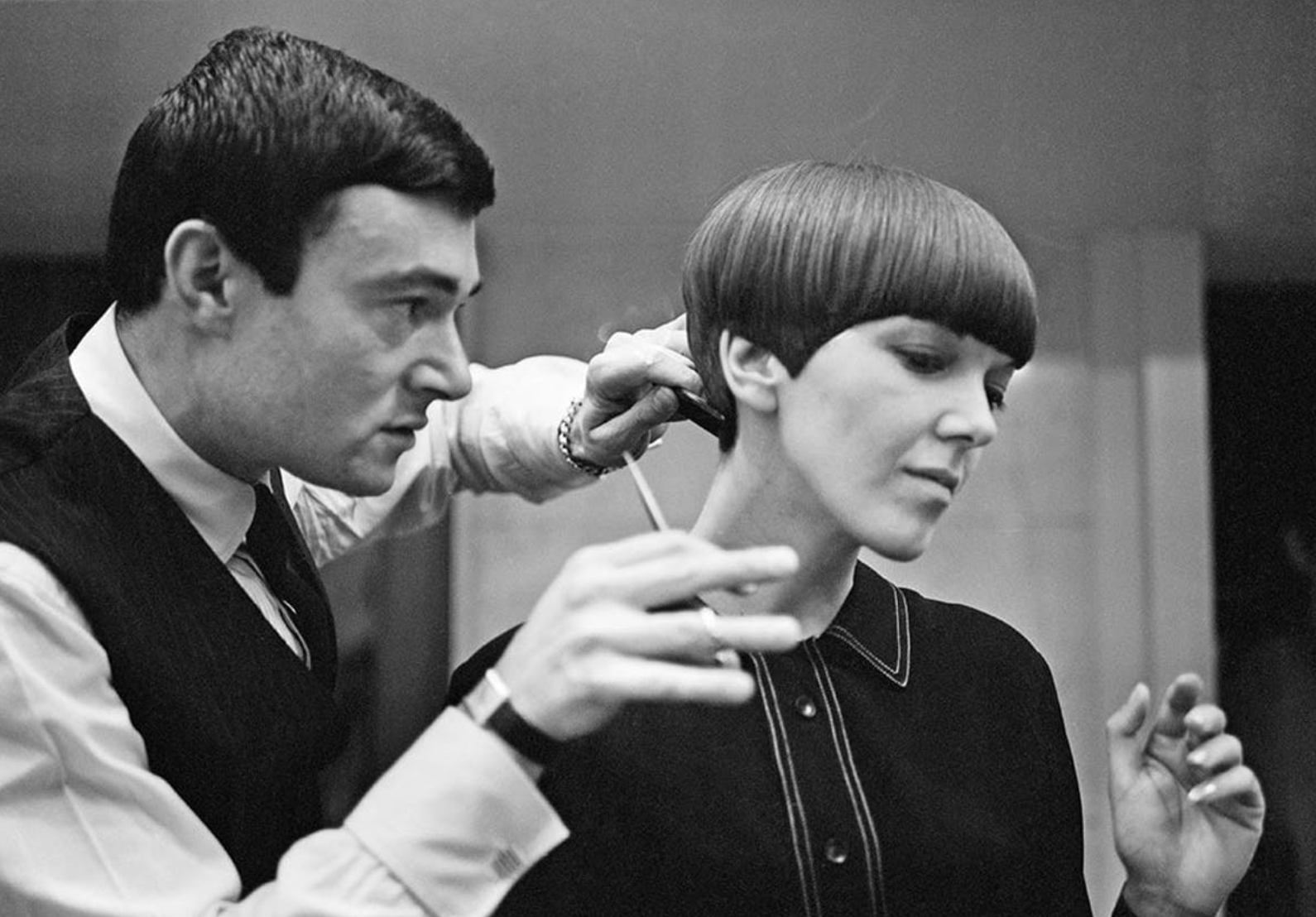 Vidal Sassoon cutting the hair of Mary Quant