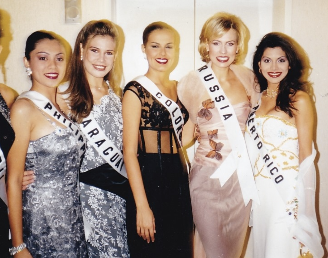 1998 Miss Universe contestants, including Anna Malova as "Miss Russia"